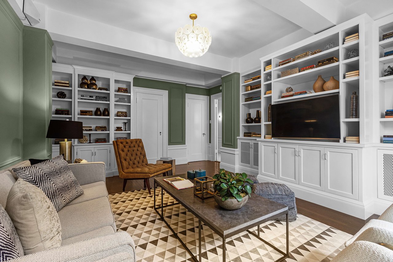 Grand New York-Style Condominium at 840 Powell