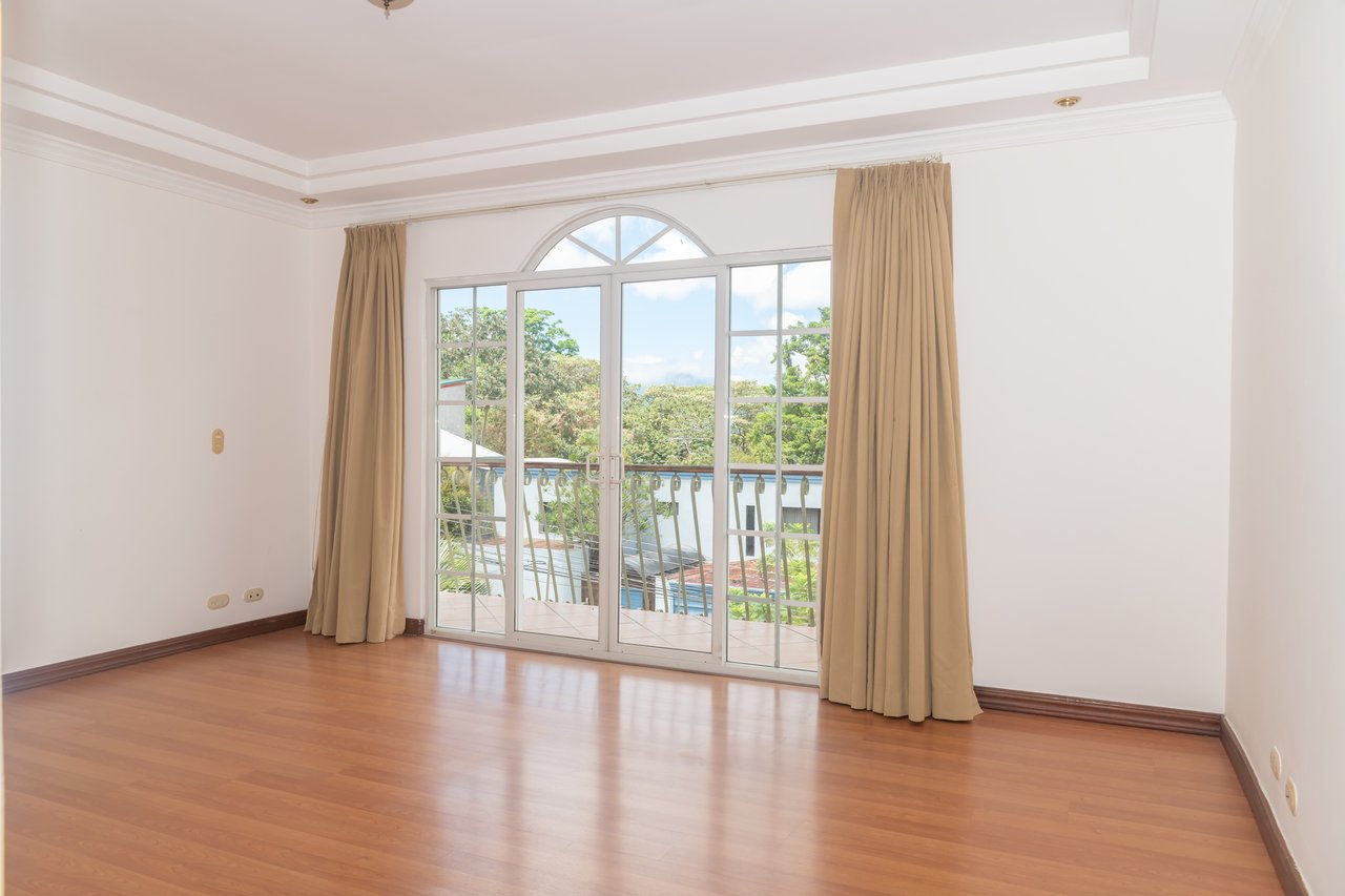Colonial Gated Community Villa, Curridabat, San Jose