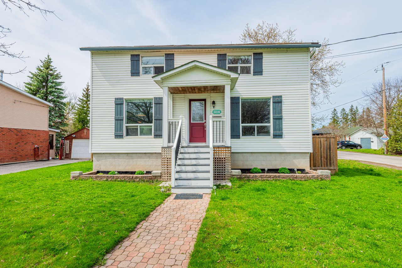 COLONIAL-STYLE HOME OFF LAKE SIMCOE