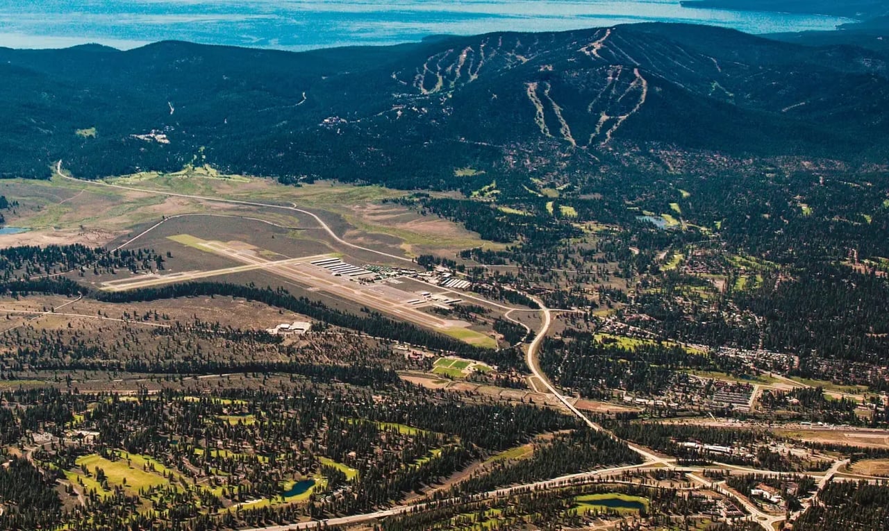 Scenic view of Incline Village homes nestled along Lake Tahoe with the Sierra Nevada mountains in the background, showcasing the beauty and accessibility of the area near Truckee and Reno airports.