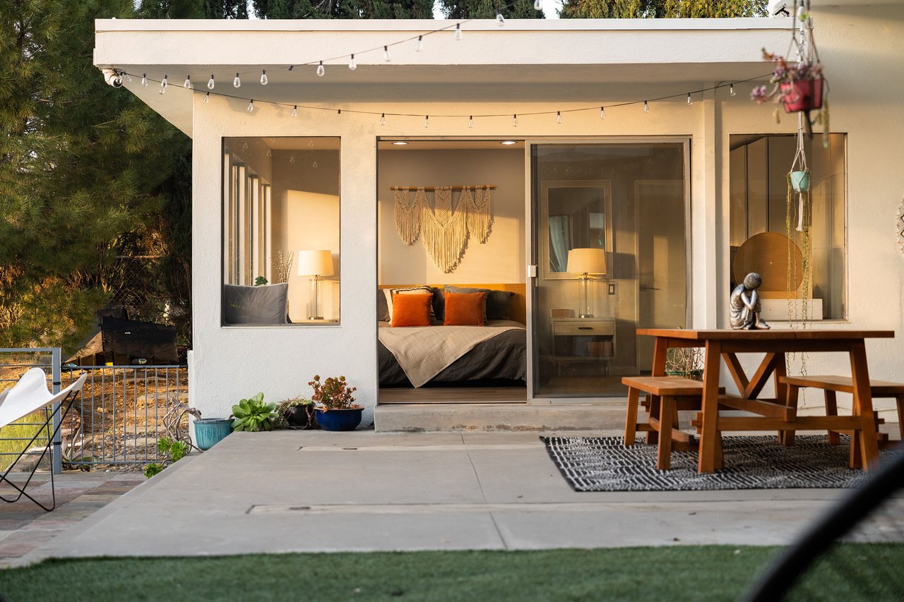 deLIGHTfull Mid Century in the Studio City "Donas"