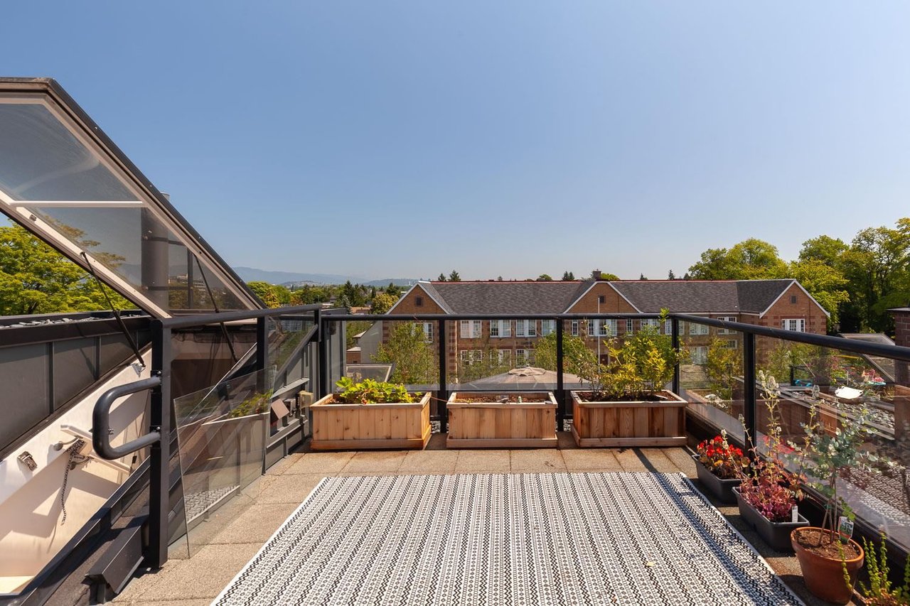 2711 Guelph St