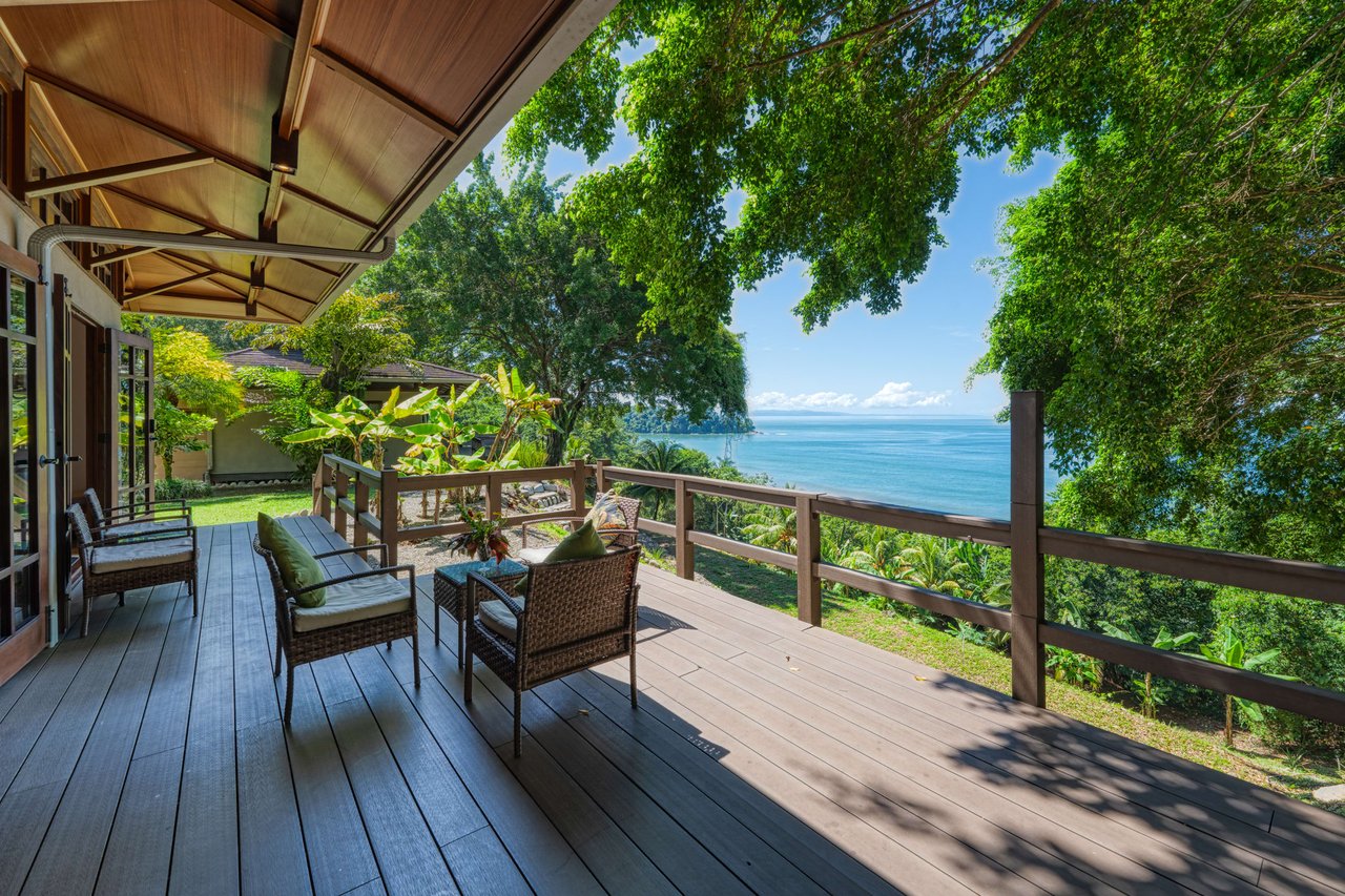 Boutique Hotel Overlooking the Pacific Ocean