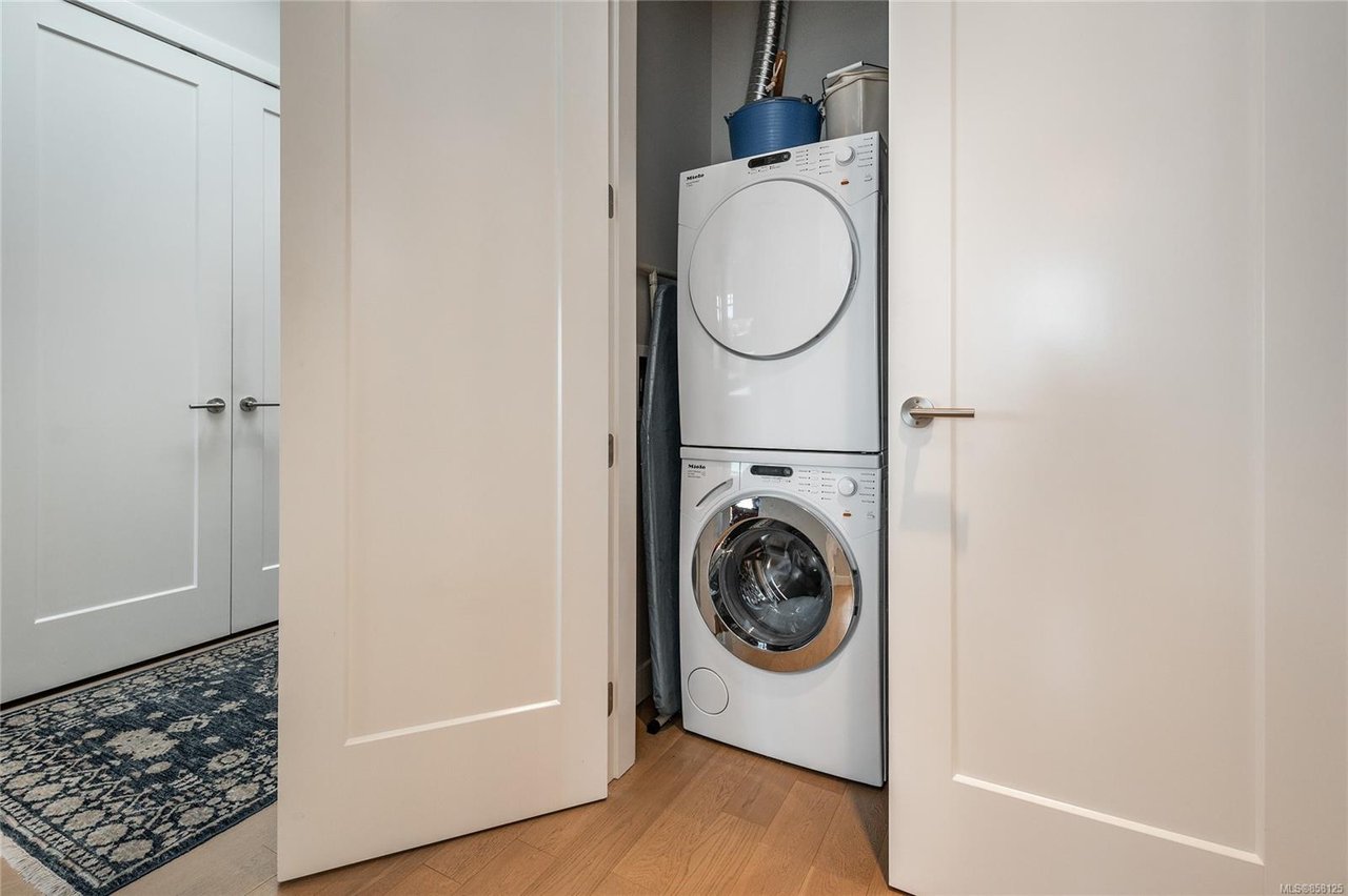 401-1765 Oak Bay Ave