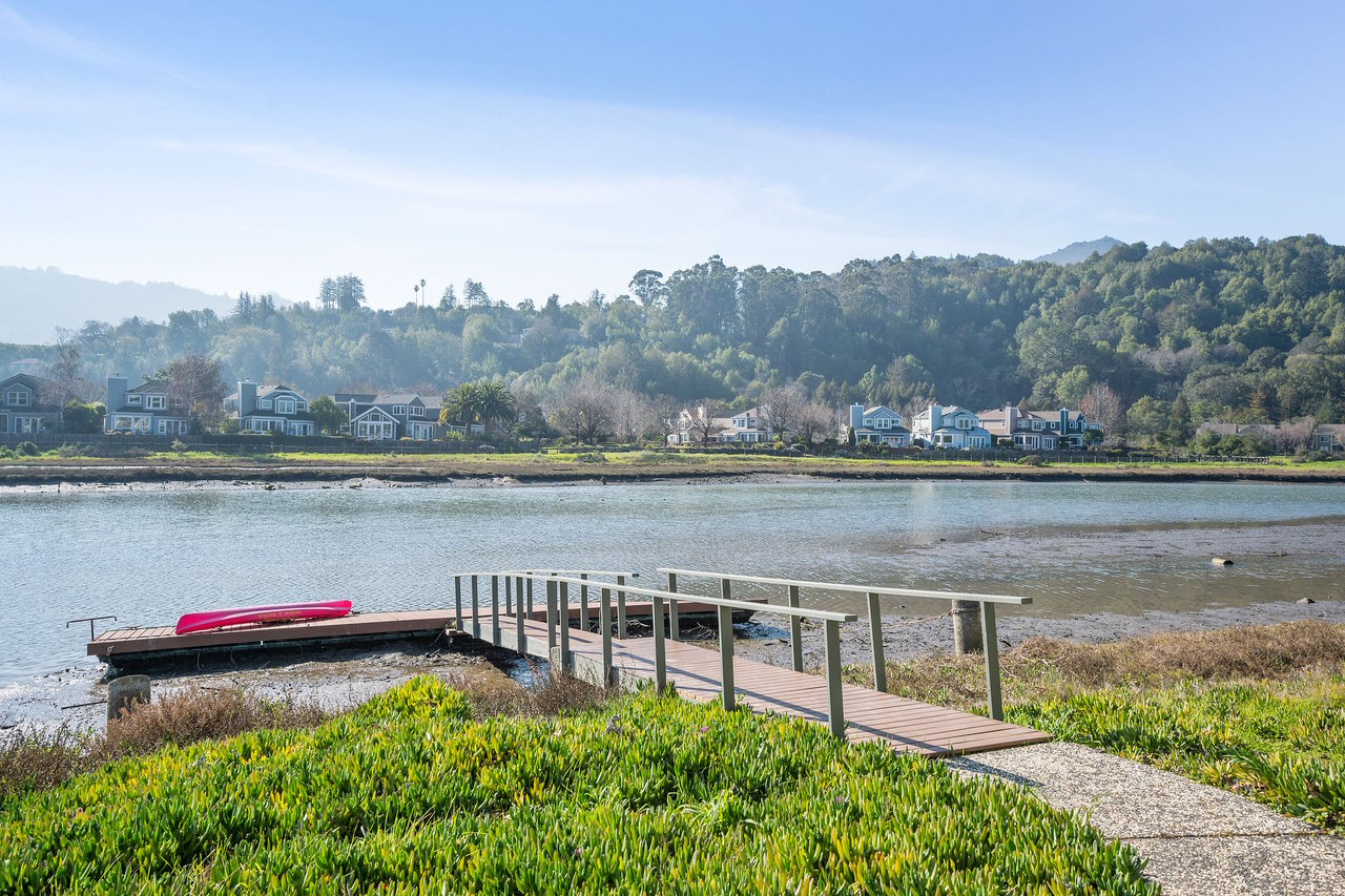 Stylish & Remodeled View Condo in Greenbrae