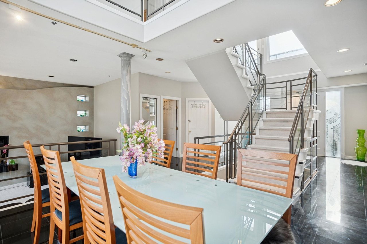 2085 Qualicum Dr