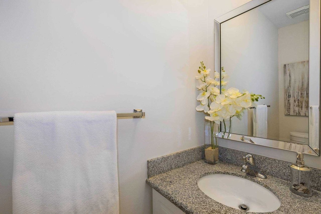 DETACHED CORNER LOT