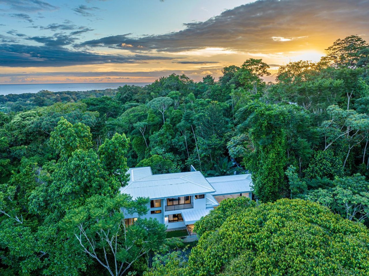 Outstanding Uvita Gem, Hidden in the Canopy with Ocean and Mountain Views