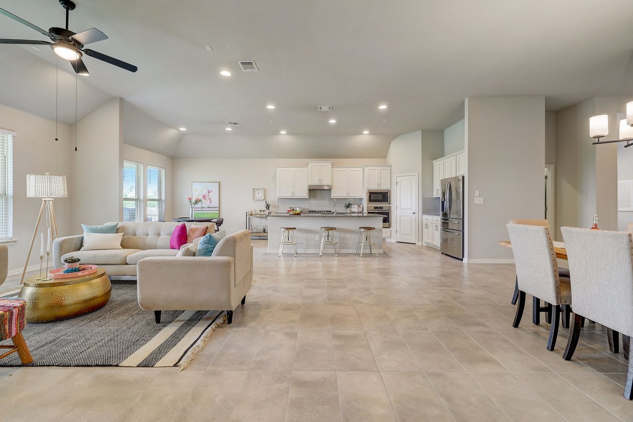 Charming single-story home in the desirable Paloma Lake in RR that backs to a greenbelt!