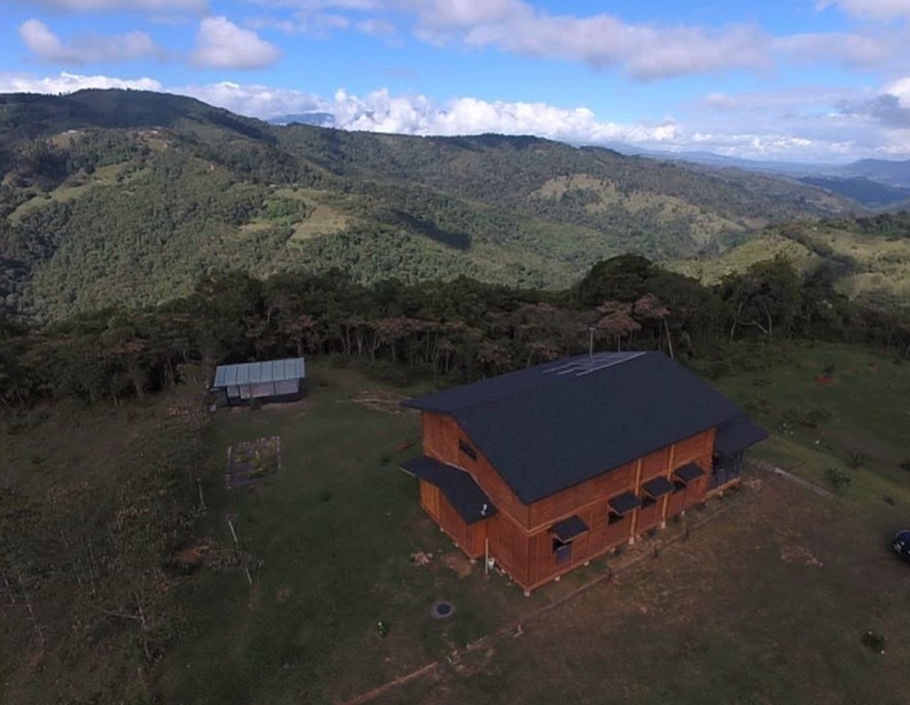 Sustainable Mountain Cabin, Cartago