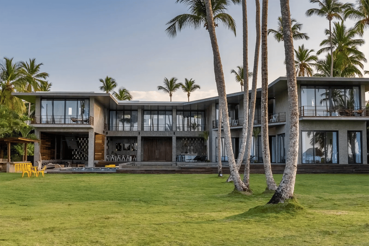 Beachfront Luxury Retreat: Contemporary Villa With Stunning Views and Unrivaled Amenities