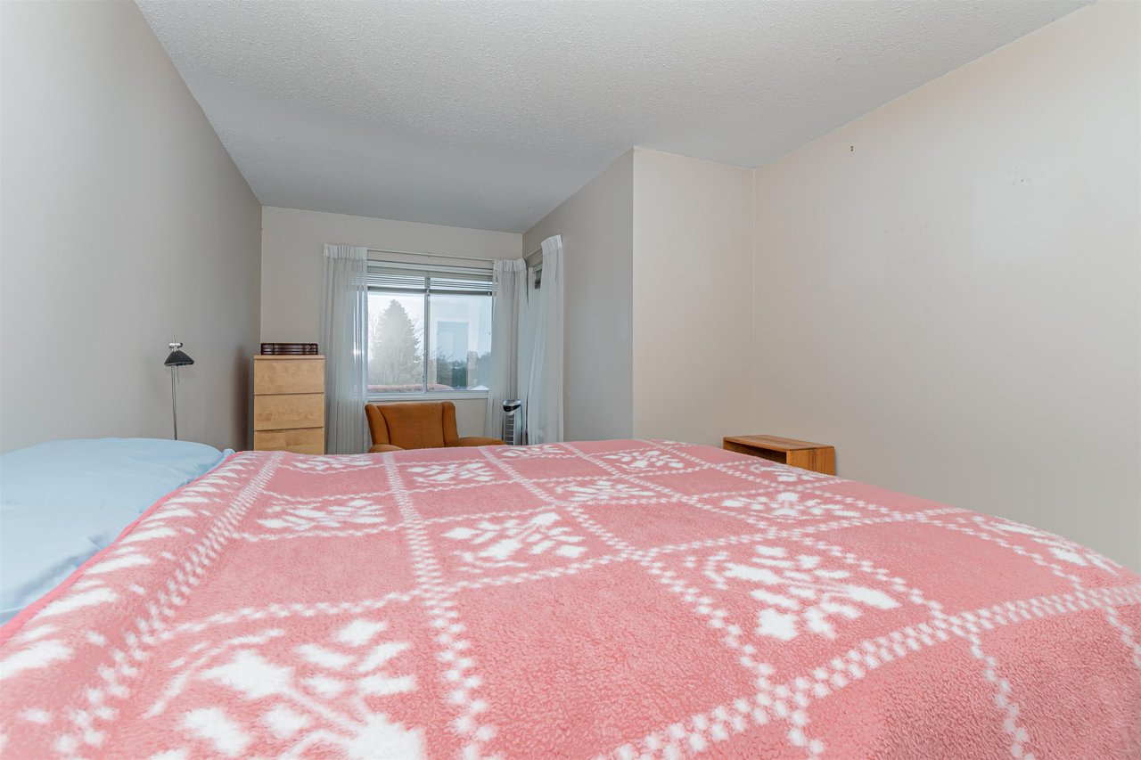 313-8725 Elm Dr