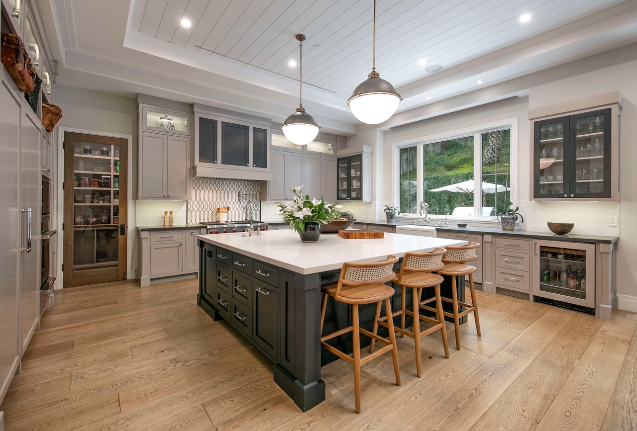 2333 Mandeville Canyon Rd