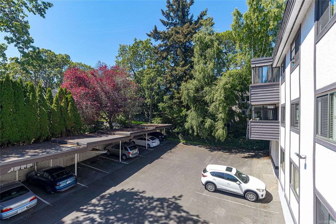 304-1665 Oak Bay Ave