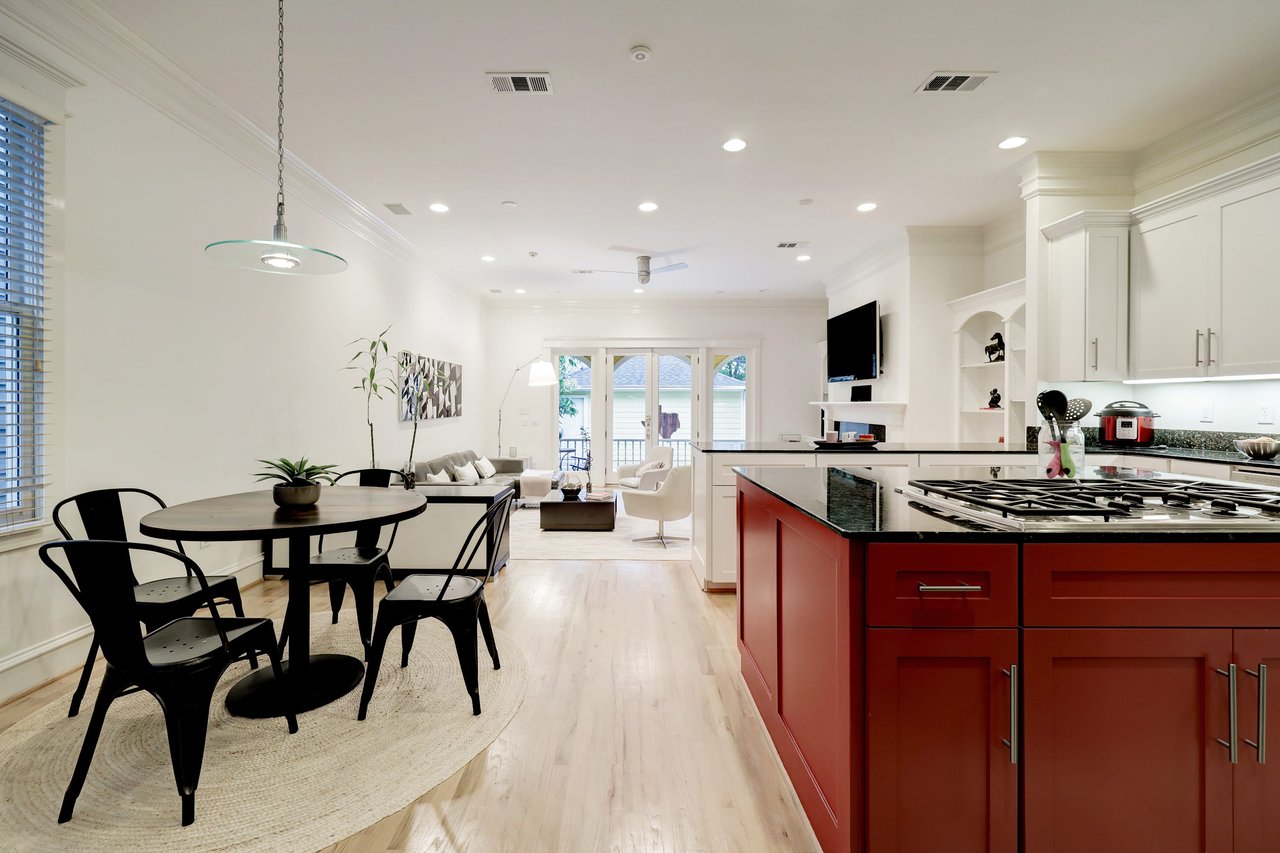 450 W 21st St