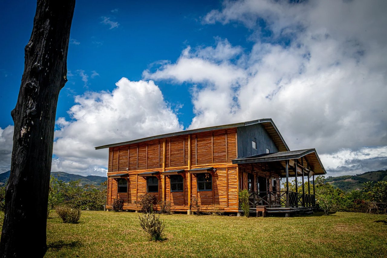 Sustainable Mountain Cabin, Cartago