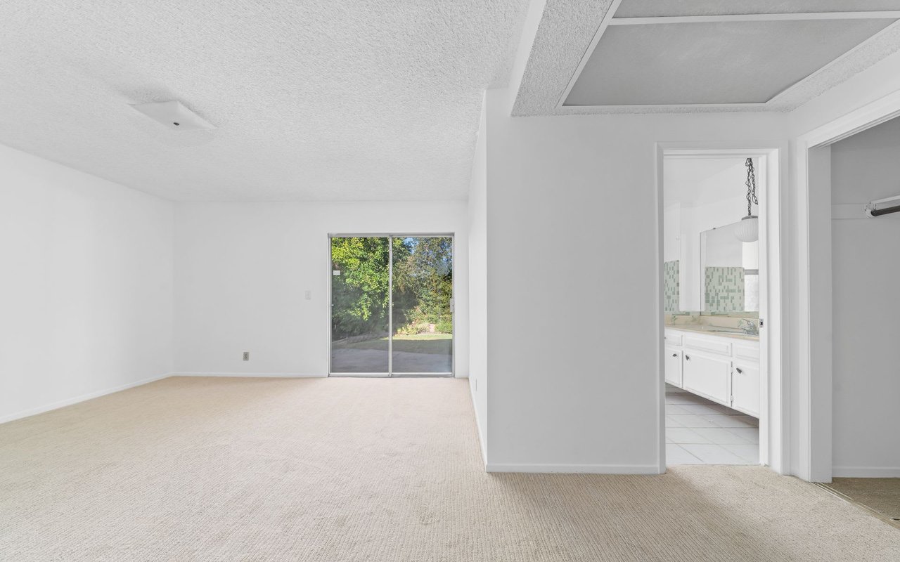 1042 CYRUS LN
