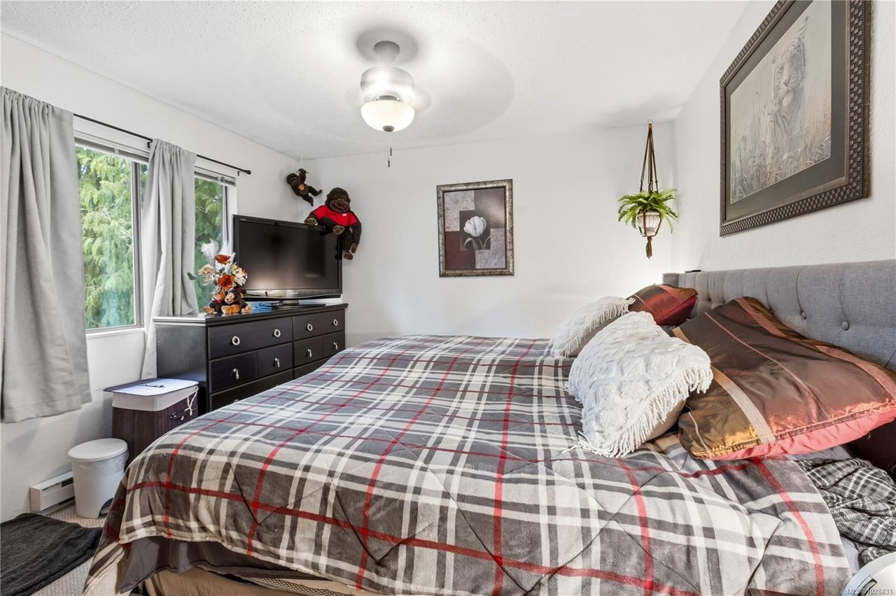 1639 Holly Cres