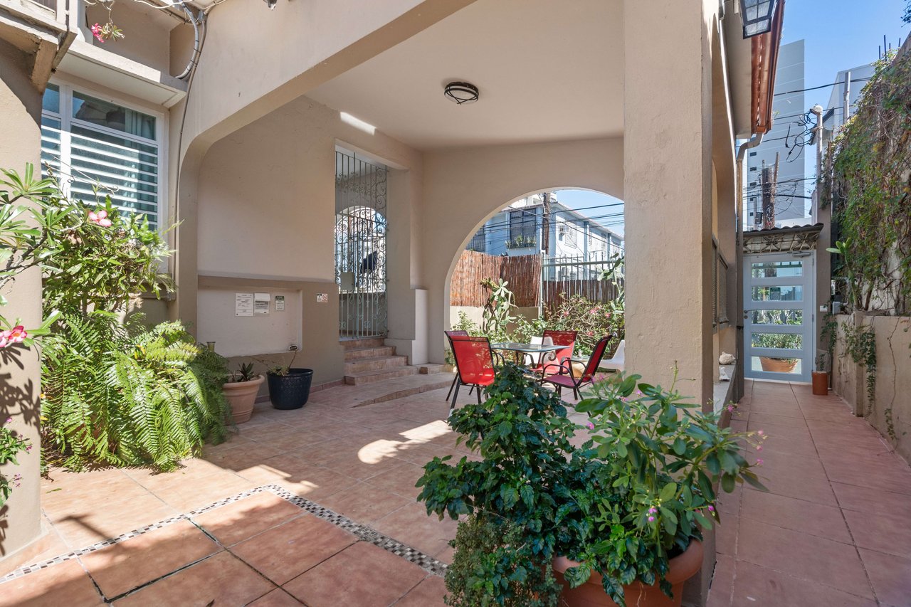 106 Taft, Condado