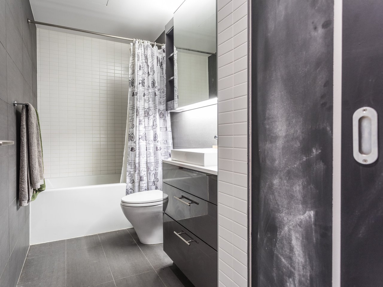 RIVER CITY II OVERSIZED SUITE