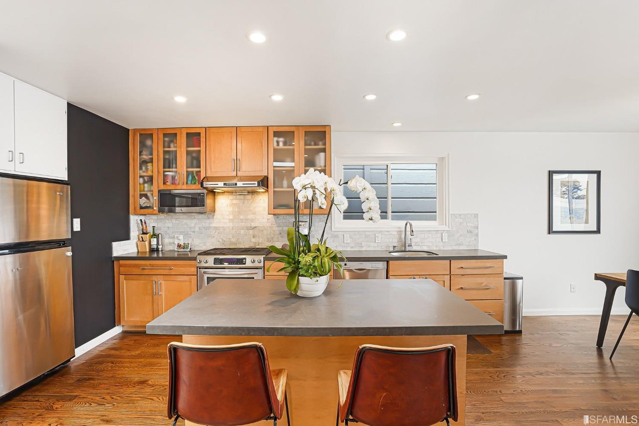 685 Lakeview