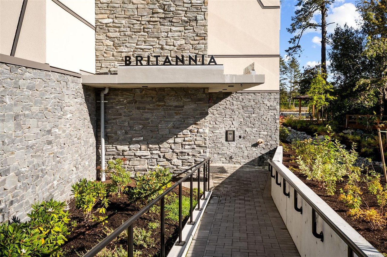 301-10670 McDonald Park Rd, North Saanich