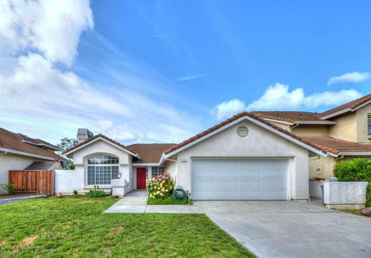 225 Fox Hollow CIR
