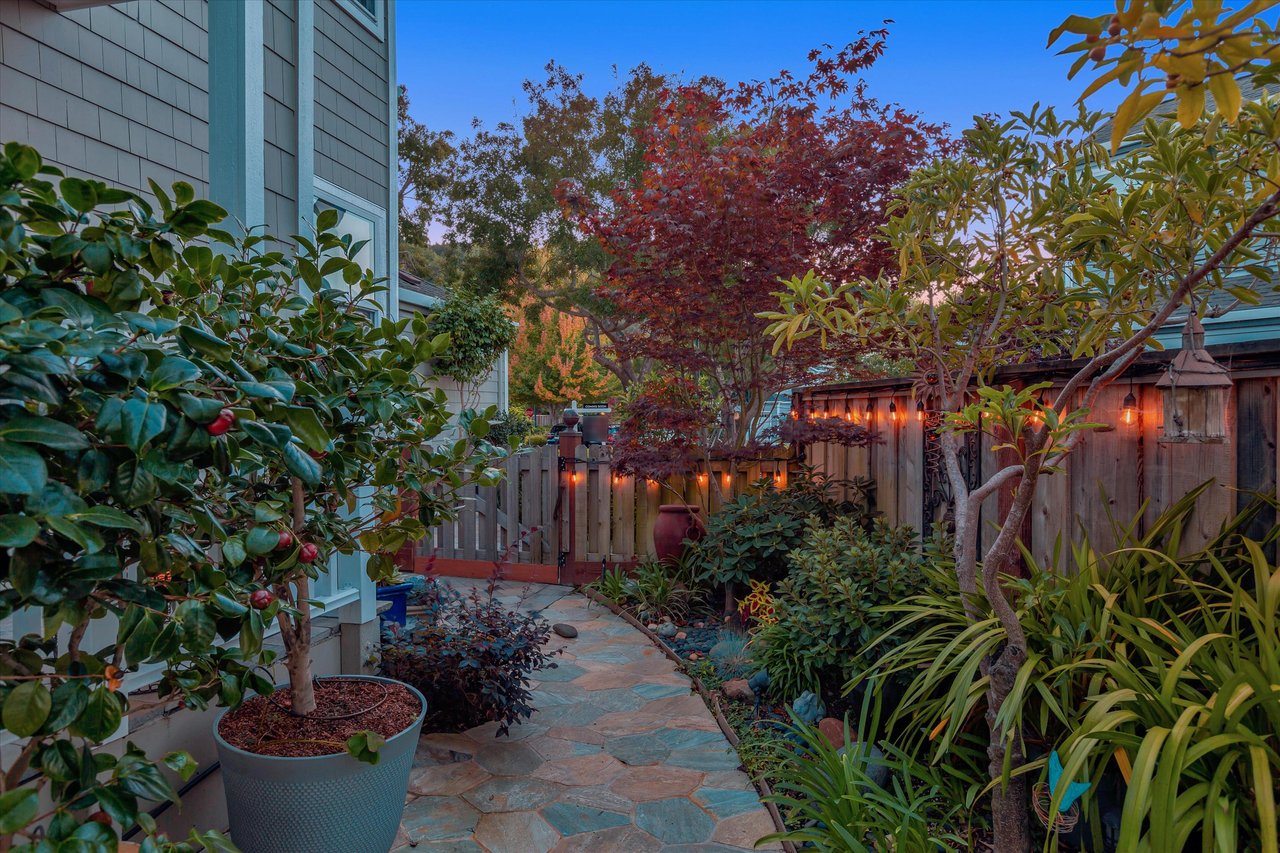 17 Crystal Creek Ct