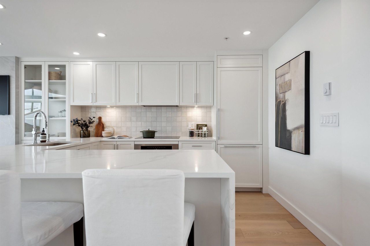207-2433 Bellevue Ave