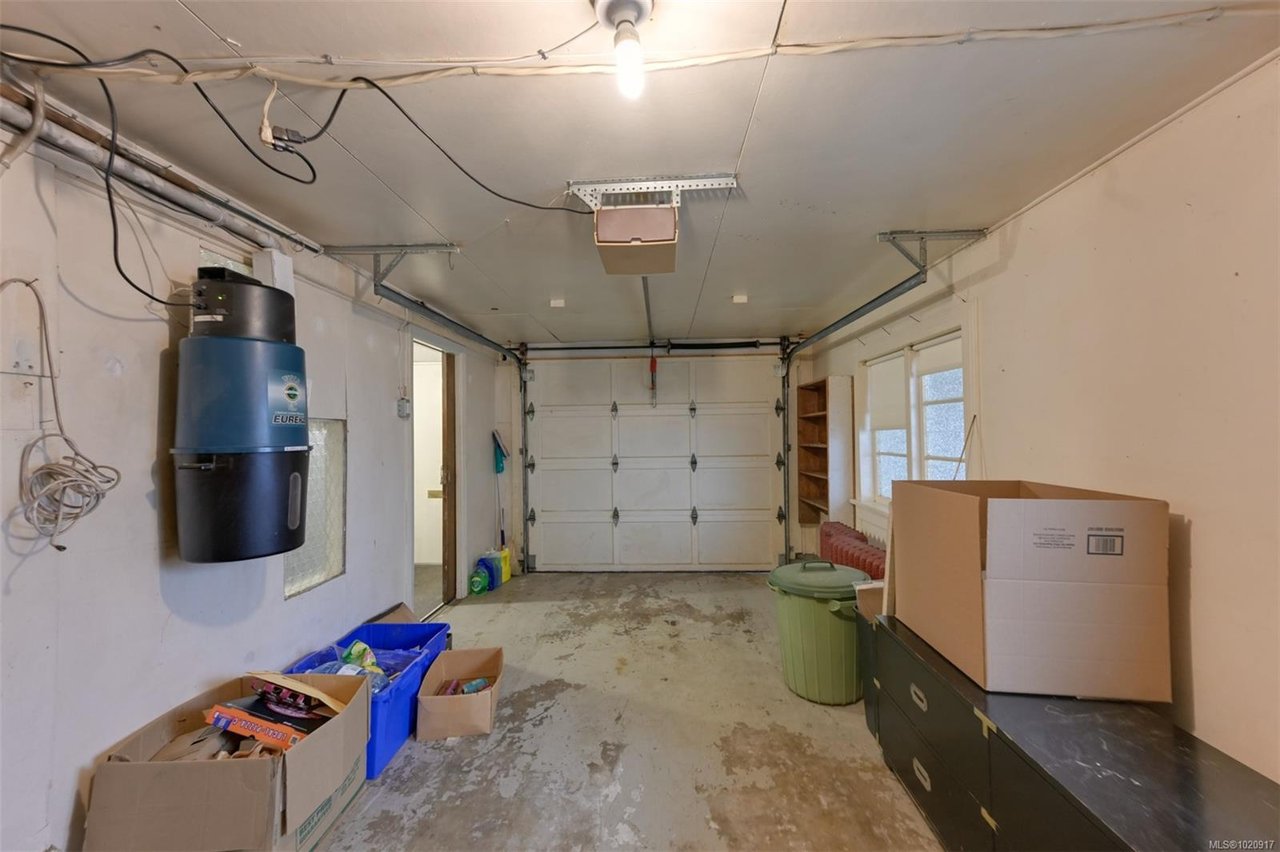 2587 MacDonald Dr