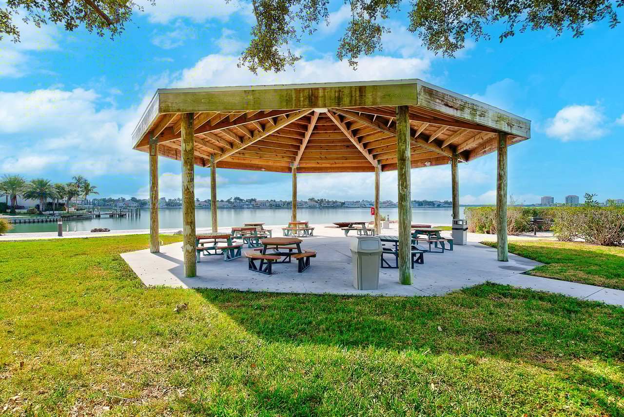 5200 Brittany Dr S, #804, St Petersburg, FL 33715