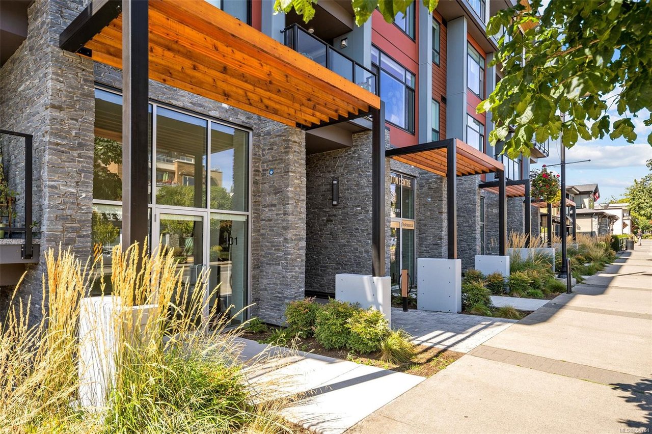 403-7162 W Saanich Rd