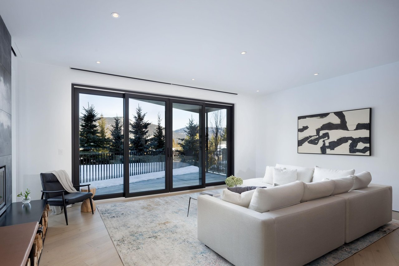 3565 Falcon Cres