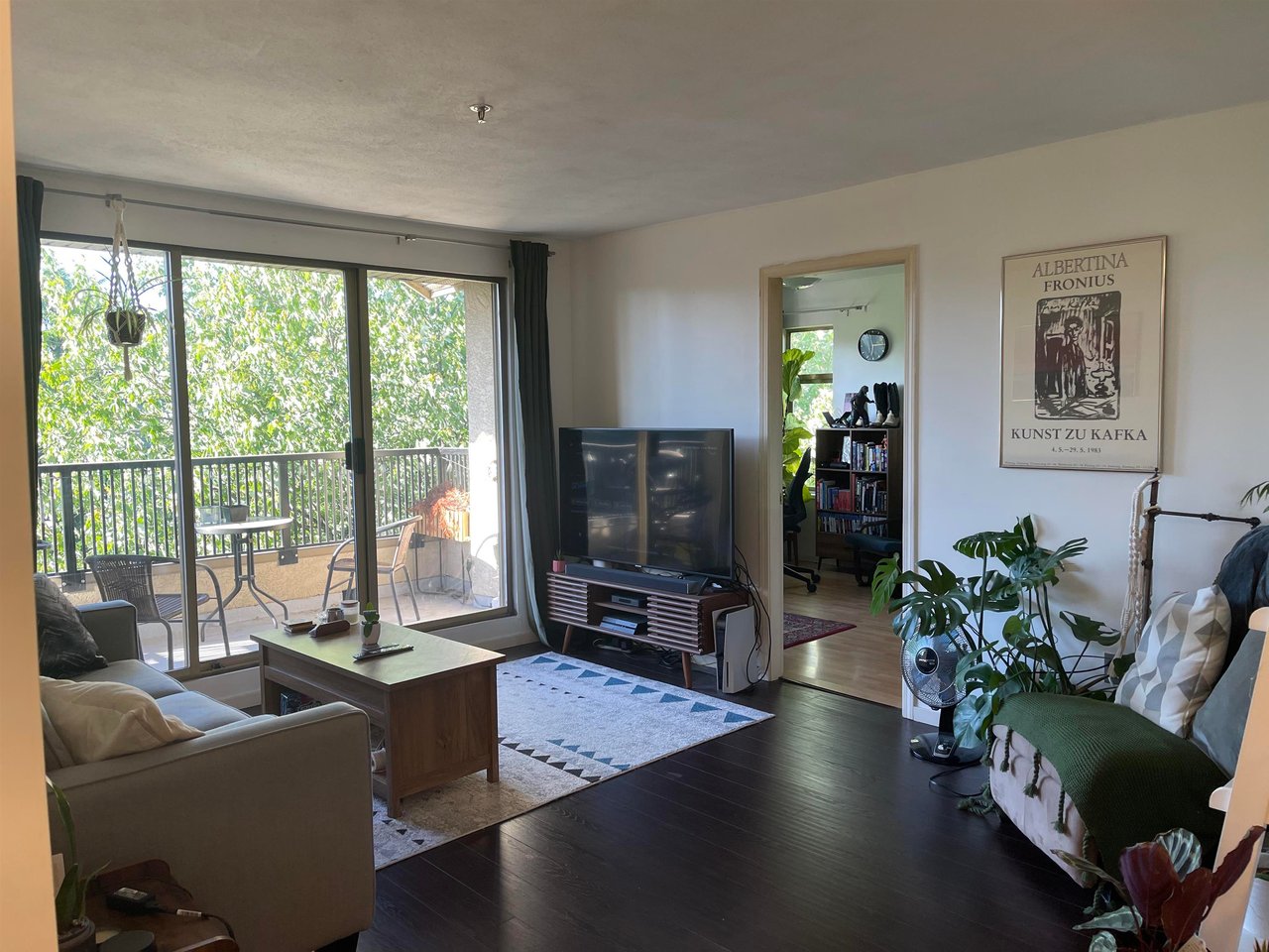 302-1099 E Broadway