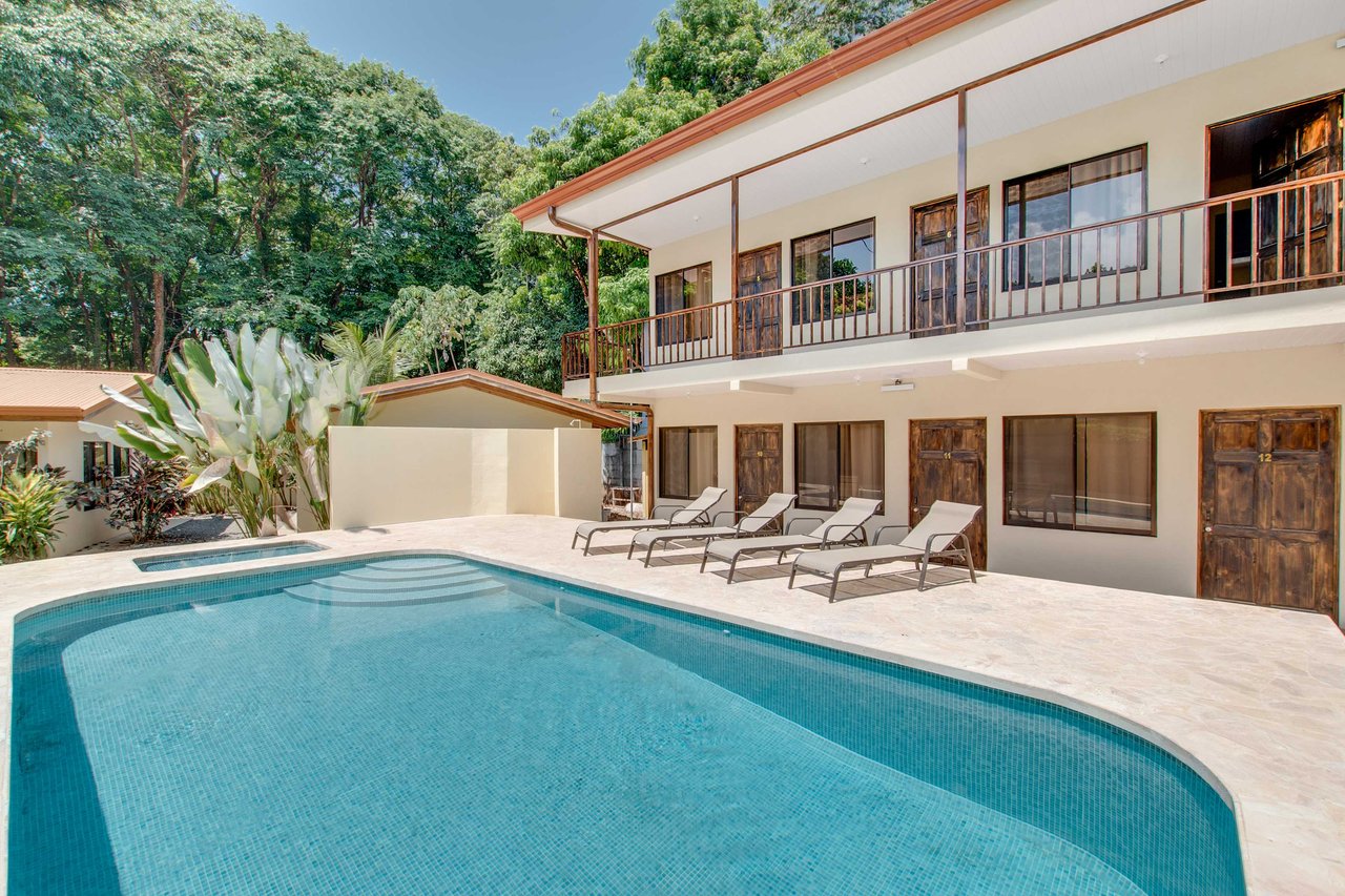 A highly-rated and high-occupancy resort with a hotel, cabins, on-site restaurant and a pool an easy 5-minute walk from PLAYA UVITA and Marino Ballena National Park!