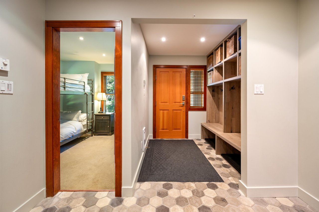 4-4661 Blackcomb Wy