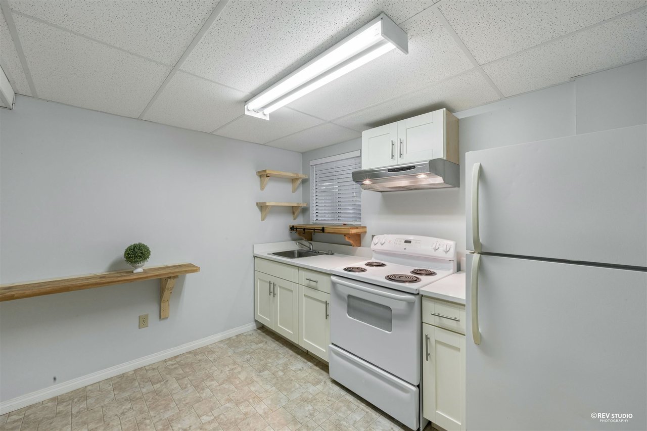 3162 Bute Cres