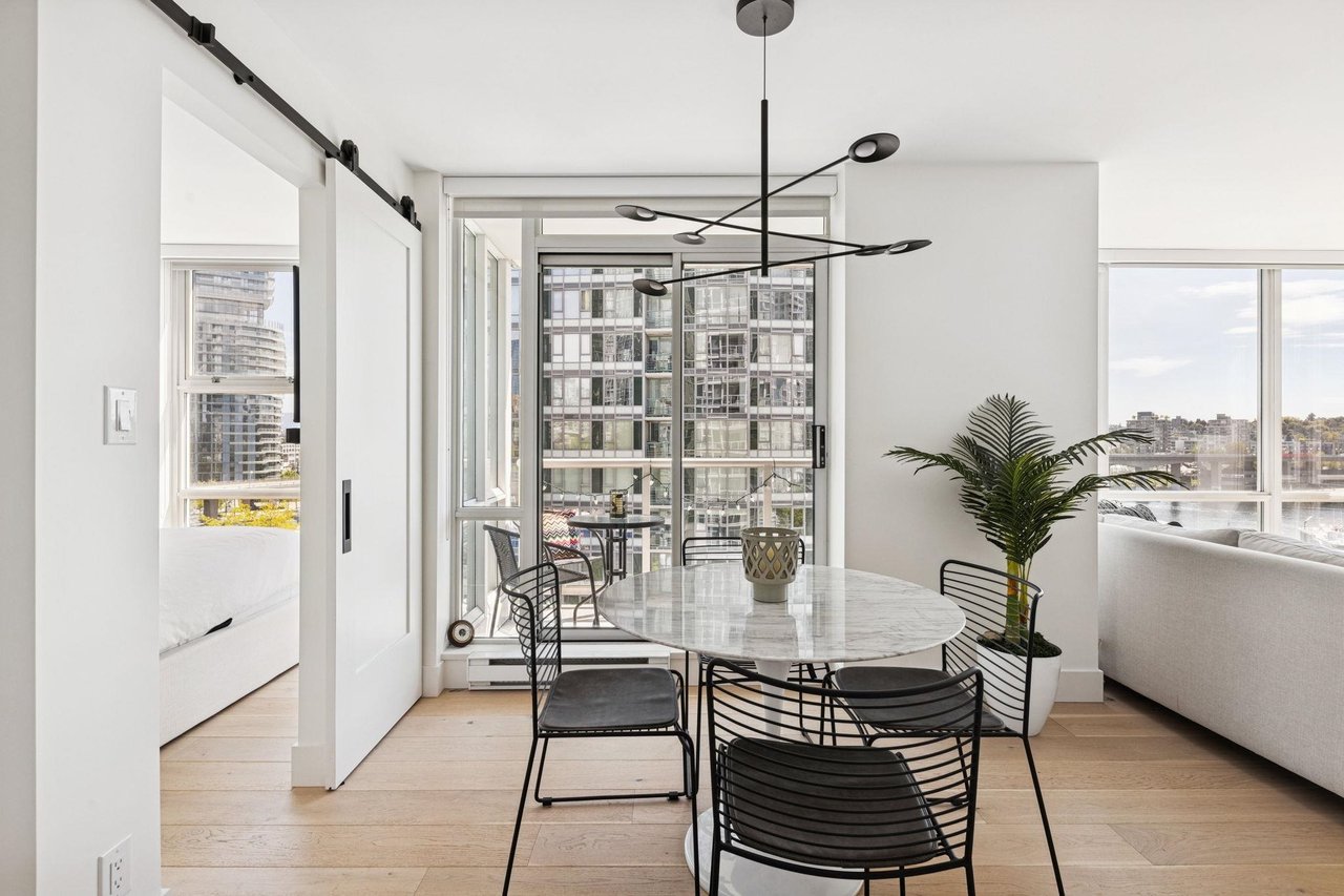 801-1077 Marinaside Cres