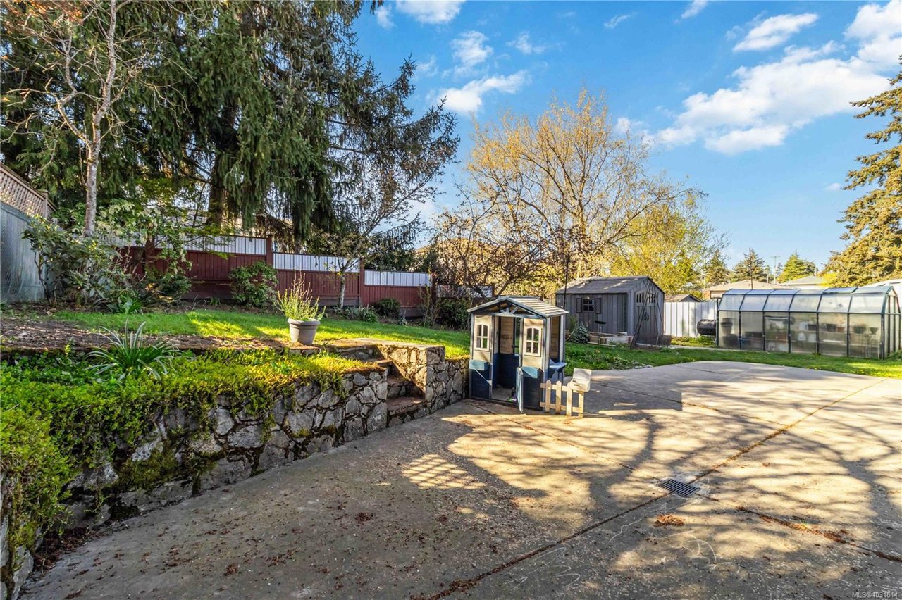 3738 Tillicum Rd