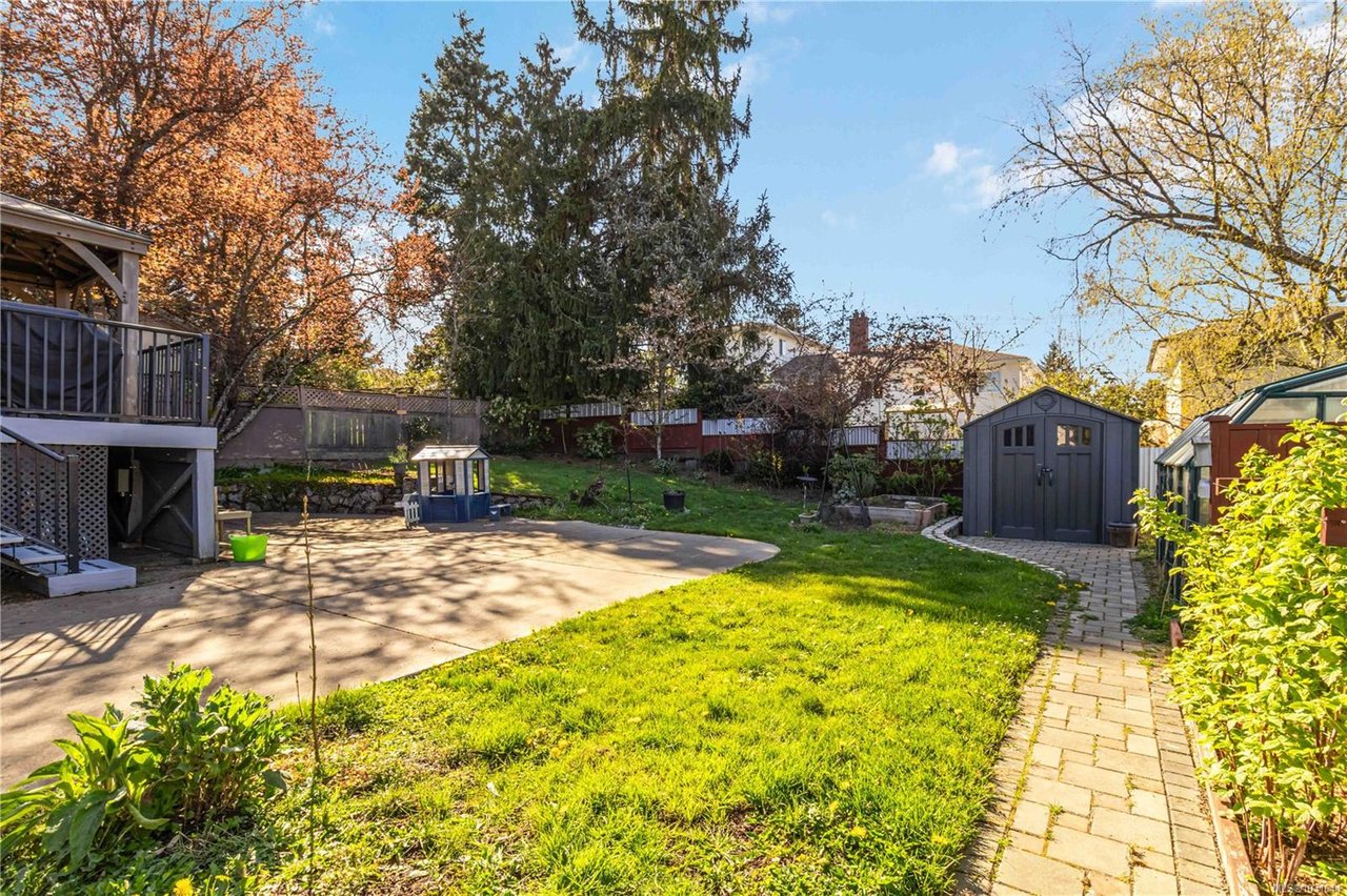 3738 Tillicum Rd