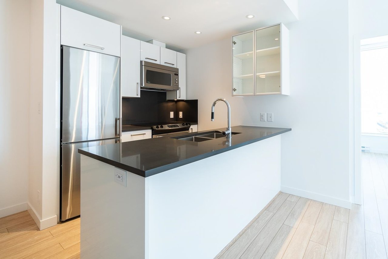 PH9-955 E Hastings St