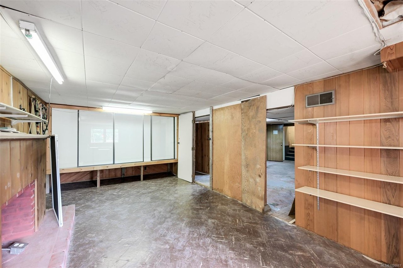 2587 MacDonald Dr