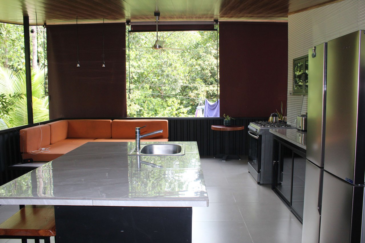 Spacious 2 Bedroom Minutes to the Beach