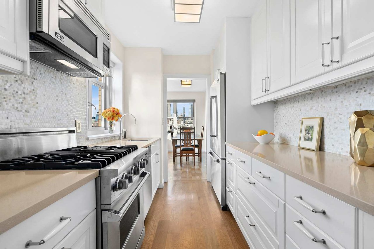 20 E 9th St Unit 23B