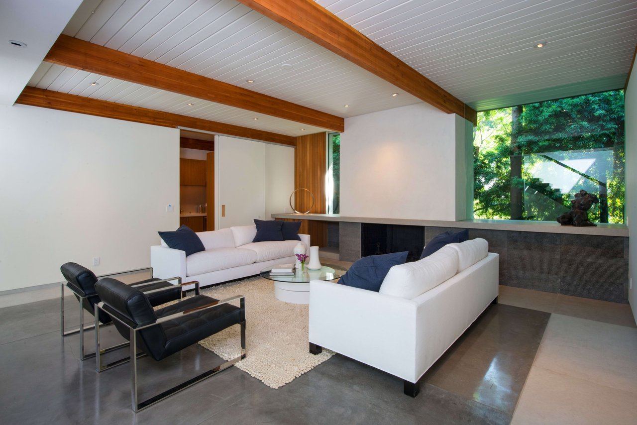 1710 Mandeville Canyon Rd