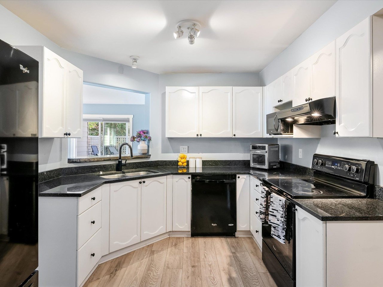 102-1460 Pemberton Ave