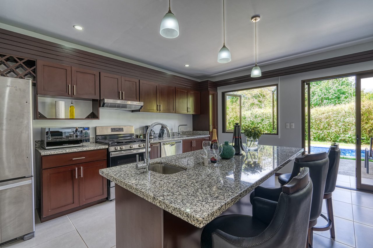 3 BEDROOM MODERN HOME WITH POOL WALKING DISTANCE TO EVERYTHING IN UVITA