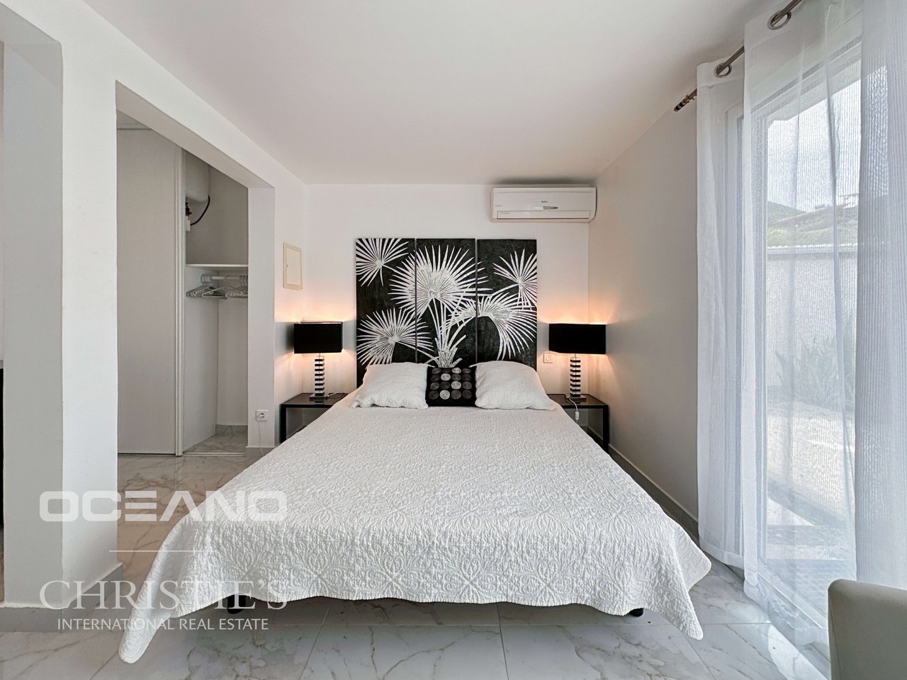 Complex - Villa Mangorient + 4 Apartments (2 Bedrooms), 1 Apartment (3 Bedrooms), and an Office