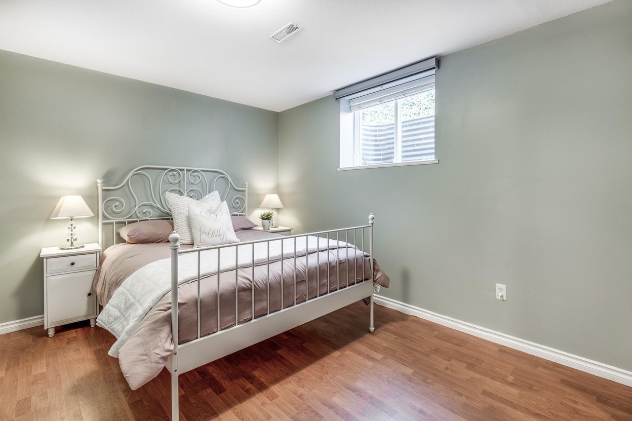 12 Greenleaf Dr