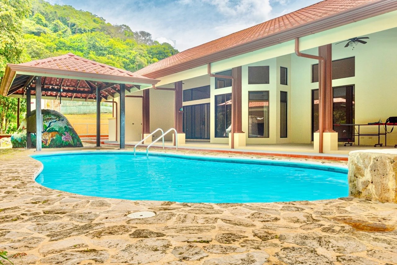 Tropical Private Pool Estate, Alajuela